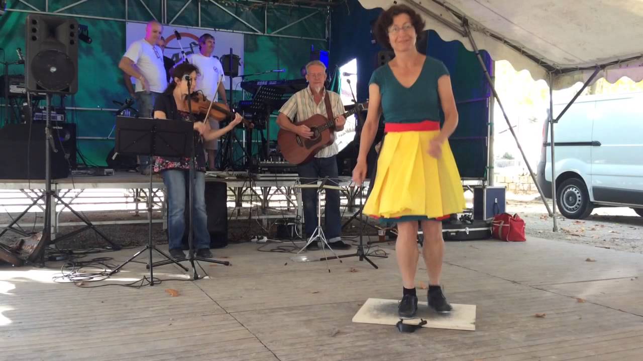 Miss Moonshine buckdancing to Cooley's Reel (Irish) by Scotch Mist - Landes, France