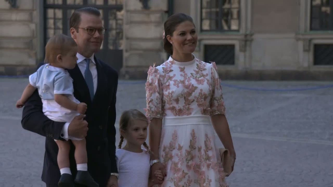 Här anländer kronprinsessan Victoria till Slottskyrkan - Nyheterna (TV4)