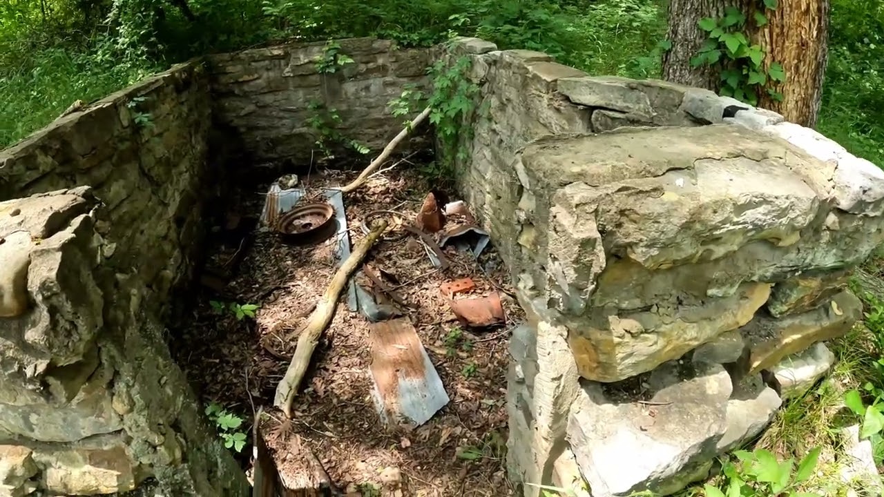 Centerpoint Trailhead: :Granny Henderson cabin, at Compton Arkansas