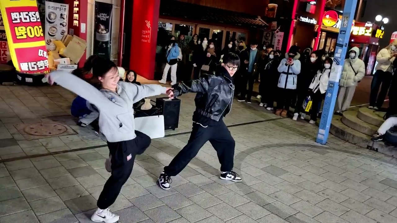 WEDNESDAY [STREET ARTIST] MIC: CHOEUNJEONG & GUEST: PARK JIN. HONGDAE BUSKING.