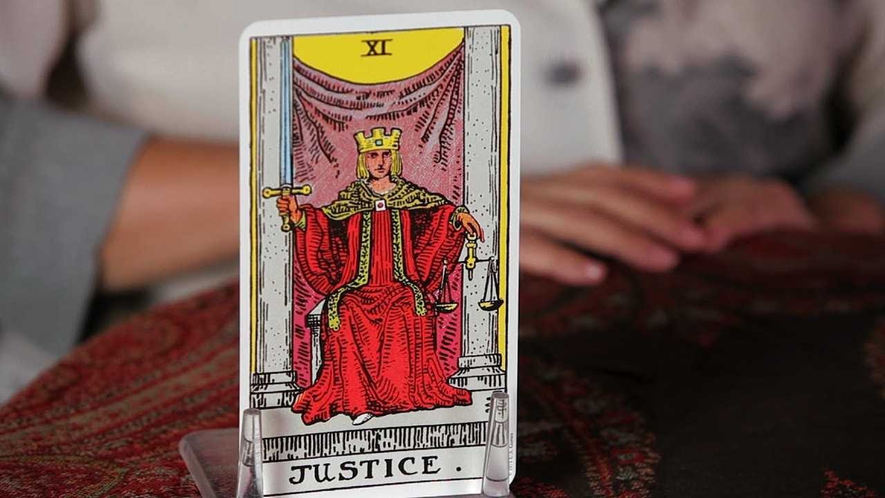 How to Read the Justice Card | Tarot Cards
