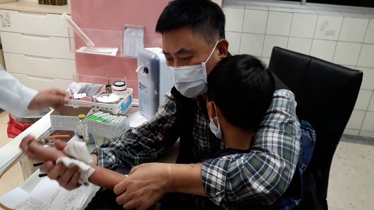 2017.9.19爸爸是座山，抱抱正在發燒+蕁麻疹的恩寶貝~做【第一次】抽血檢查怕到哭，外加一針抗過敏，真可憐好心疼