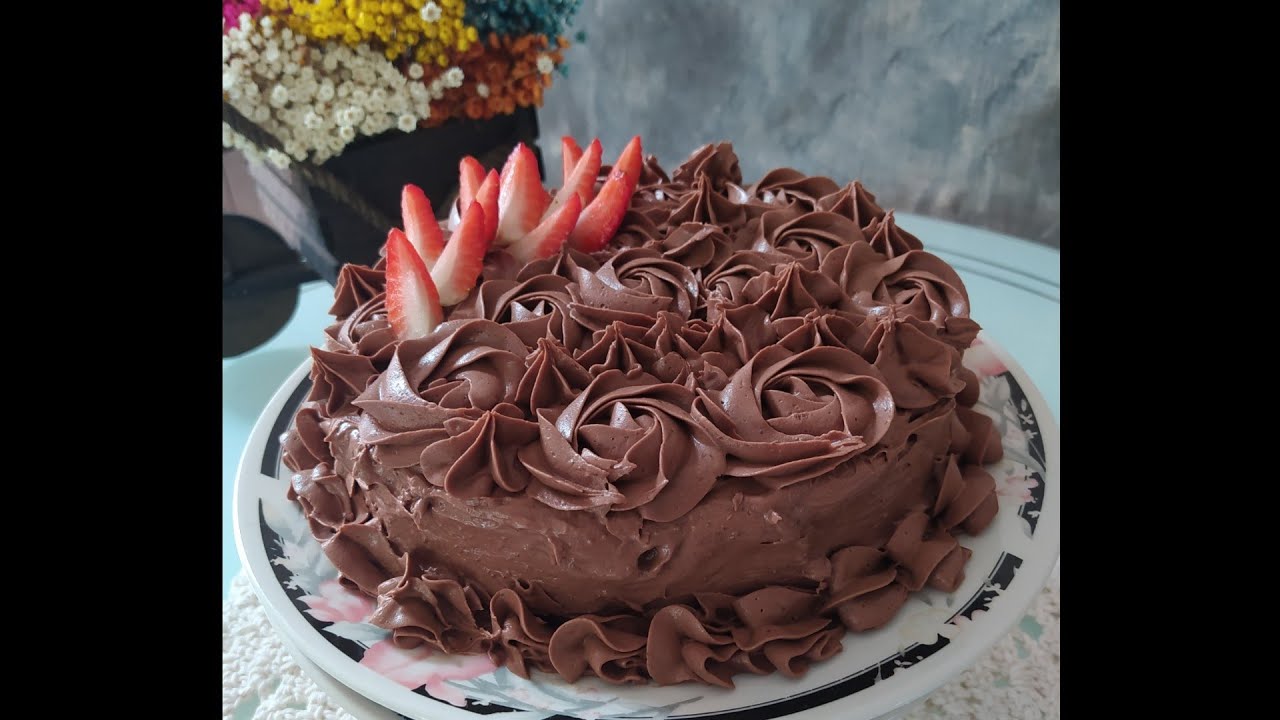 Bolo de chocolate com mousse de chocolate cobertura