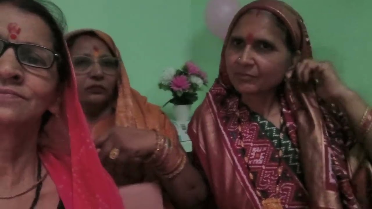 महीला संगीत में सखियों के साथ कीर्तन।