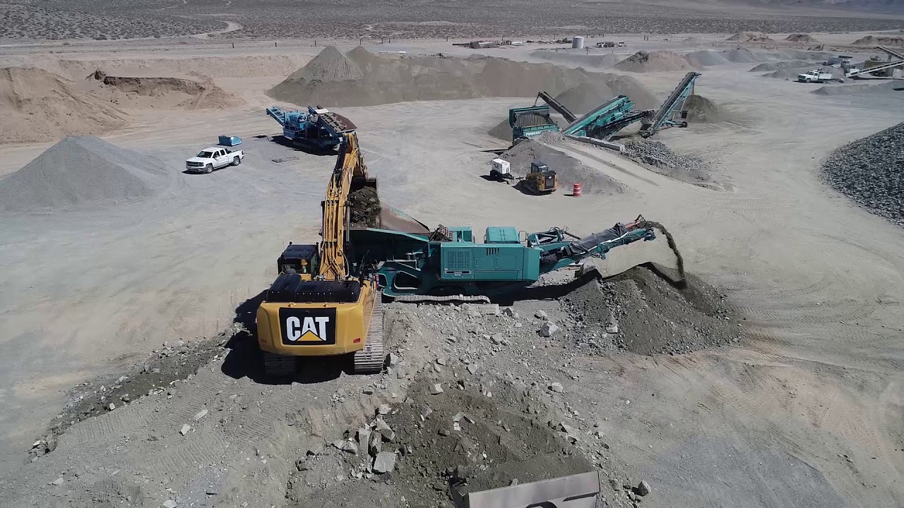 Cat 336F Feeding a Jaw Crusher