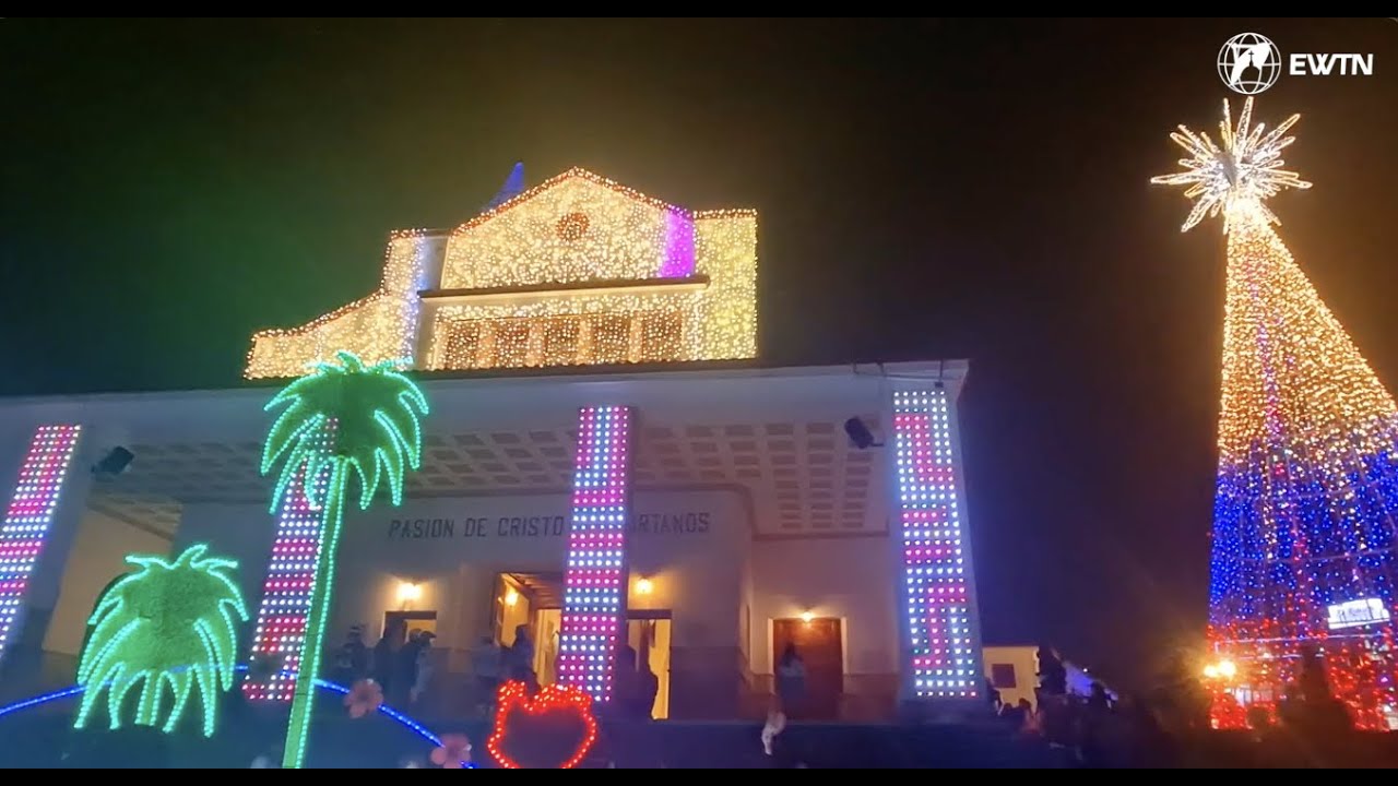 Iluminan con luces de Navidad el Santuario de Monserrate en Colombia