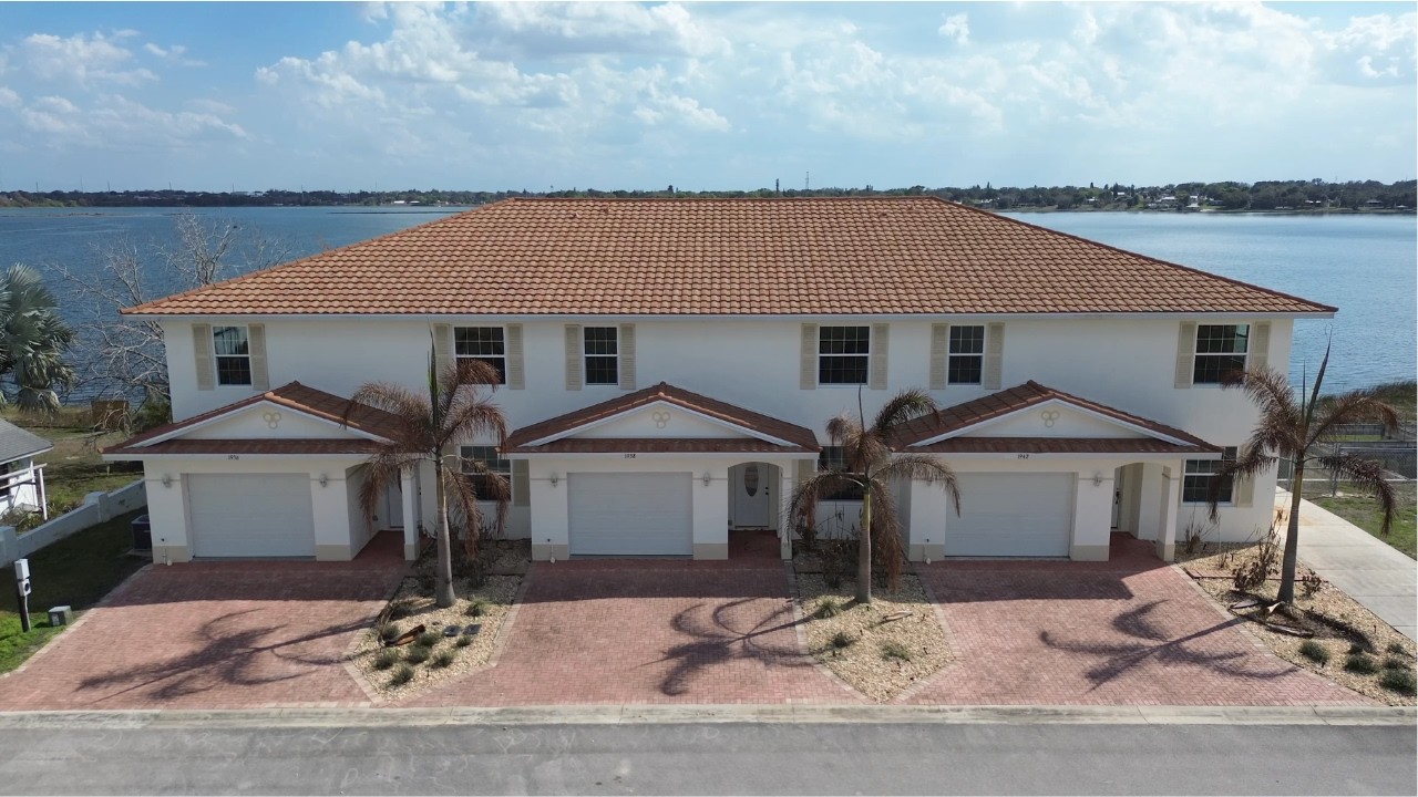 Oasis Townhomes On Dinner Lake