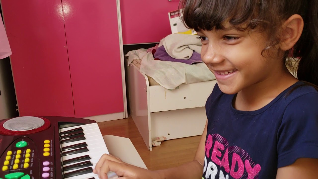 Teclado infantil Turbinho - Sarah aprendendo a música