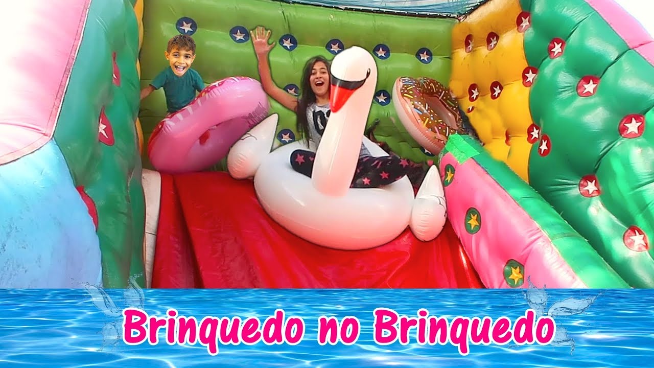 BRINQUEDO dentro do BRINQUEDO. Crianças Colocaram Boia Gigantes dentro de Brinquedo Inflável