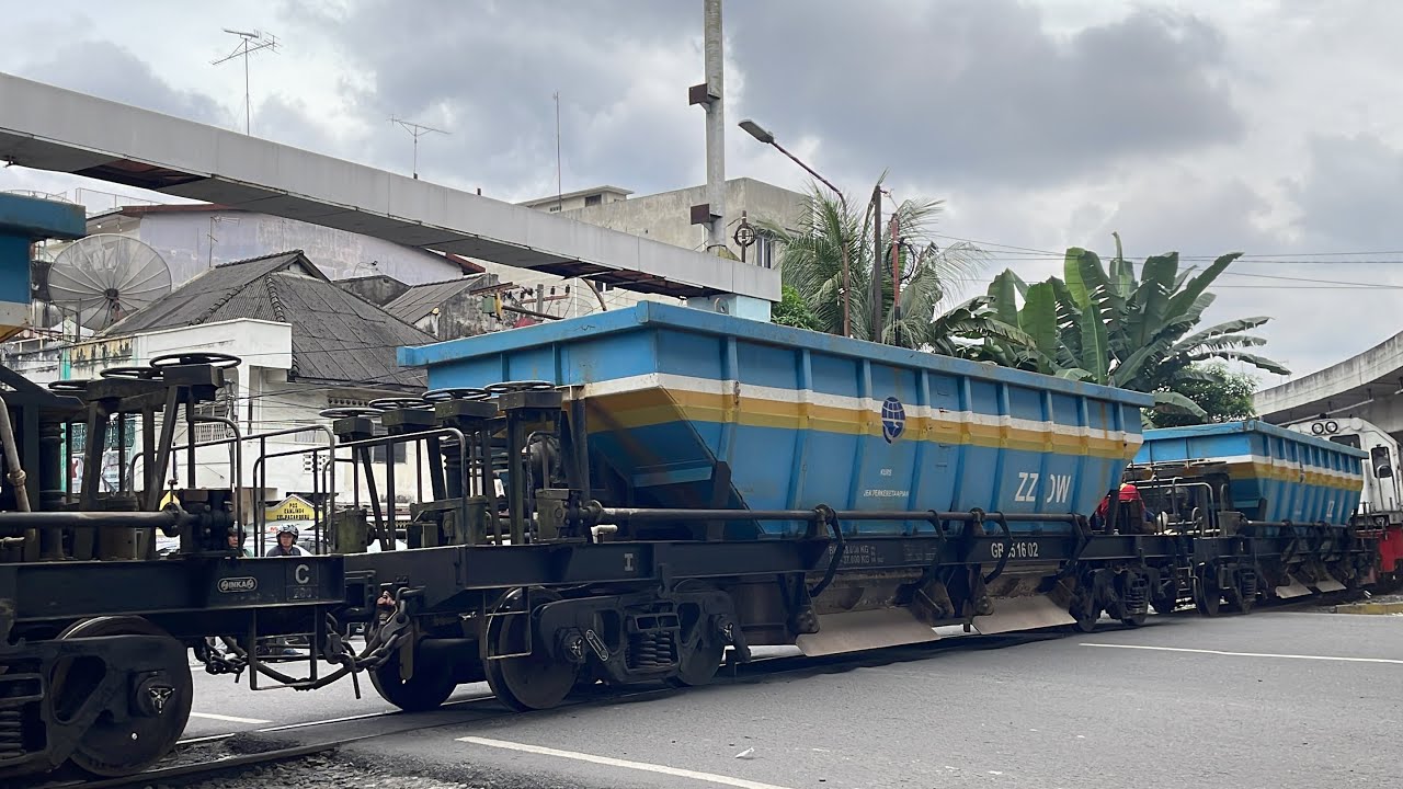 DAPAT MOMEN LANGKA! 2 Kereta Luar Biasa Melewati Perlintasan Kereta Api Tersibuk Kota Medan