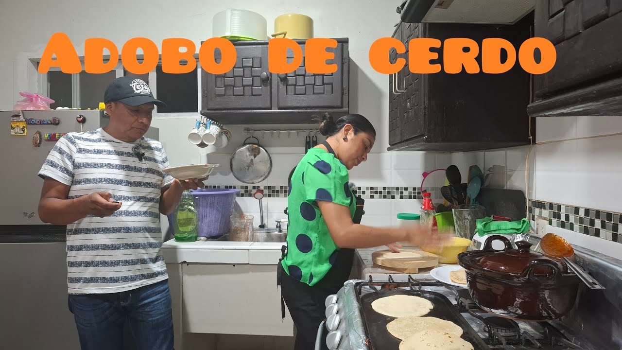 ADOBO DE CERDO SE ESTA COCINANDO PARA COMER EN FAMILIA