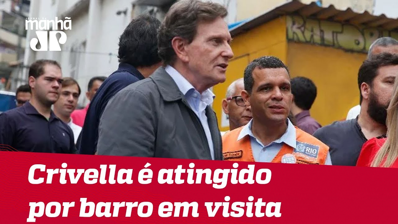 Crivella &eacute; atingido por barro durante visita &agrave; &aacute;rea afetada por temporal
