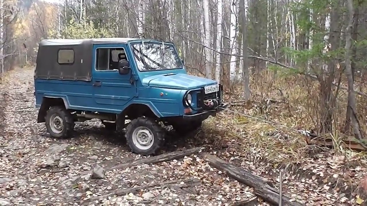 Ох нелегкая эта работа, из болота тащить... рельсу  ЛУАЗ смог.
