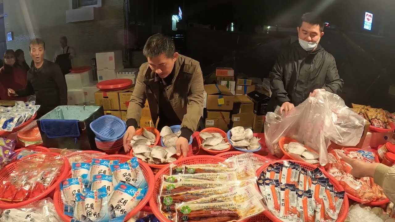 05  這牌的蝦子~這位美女直接要買一箱~就是好吃~才會再回購的啦~ #嘉義趙又廷 #全晟海產 #週二社頭夜市 #海鮮拍賣 #海鮮叫賣