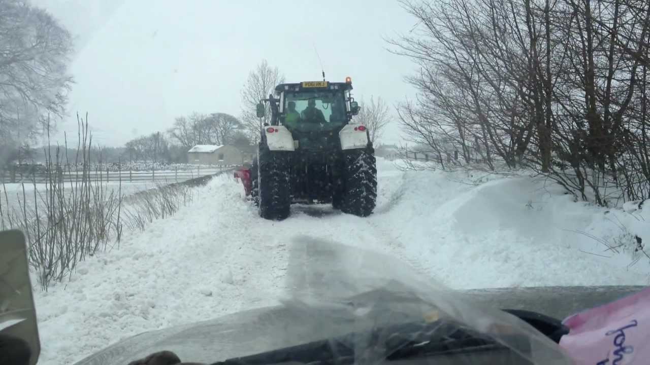 Valtra T182 snow plowing (Guy contractors)