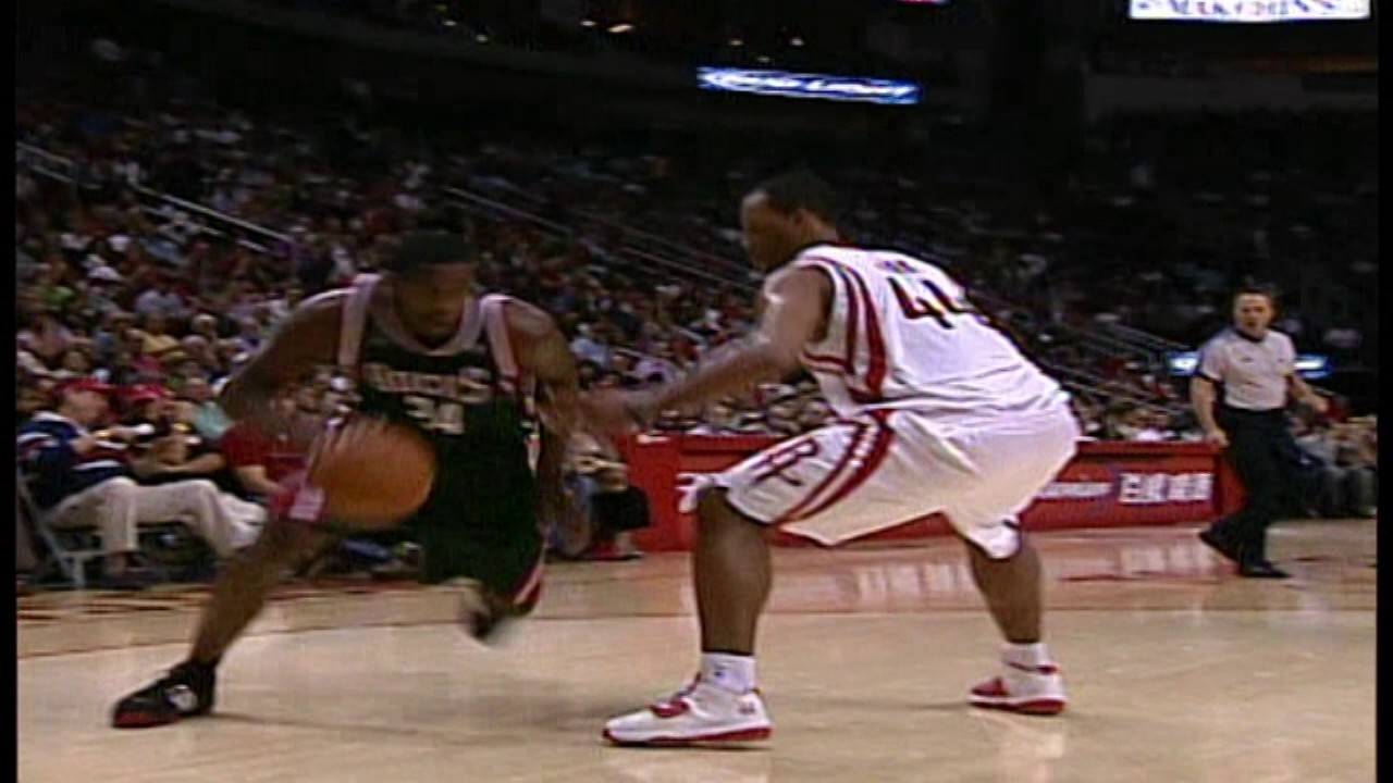 Yao Ming and Yi Jianlian Play Each Other For First Time In NBA | 11.09.2007
