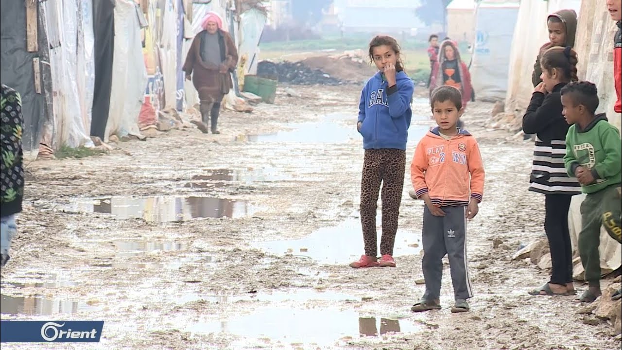 العاصفة تضرب مجددا مخيمات اللاجئين السوريين في لبنان وتغرقها بالمياه والوحل