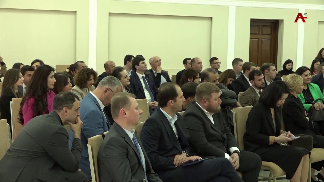 Президент Абхазии Бадра Гунба провел встречу с участниками конкурса «Команда Абхазии»