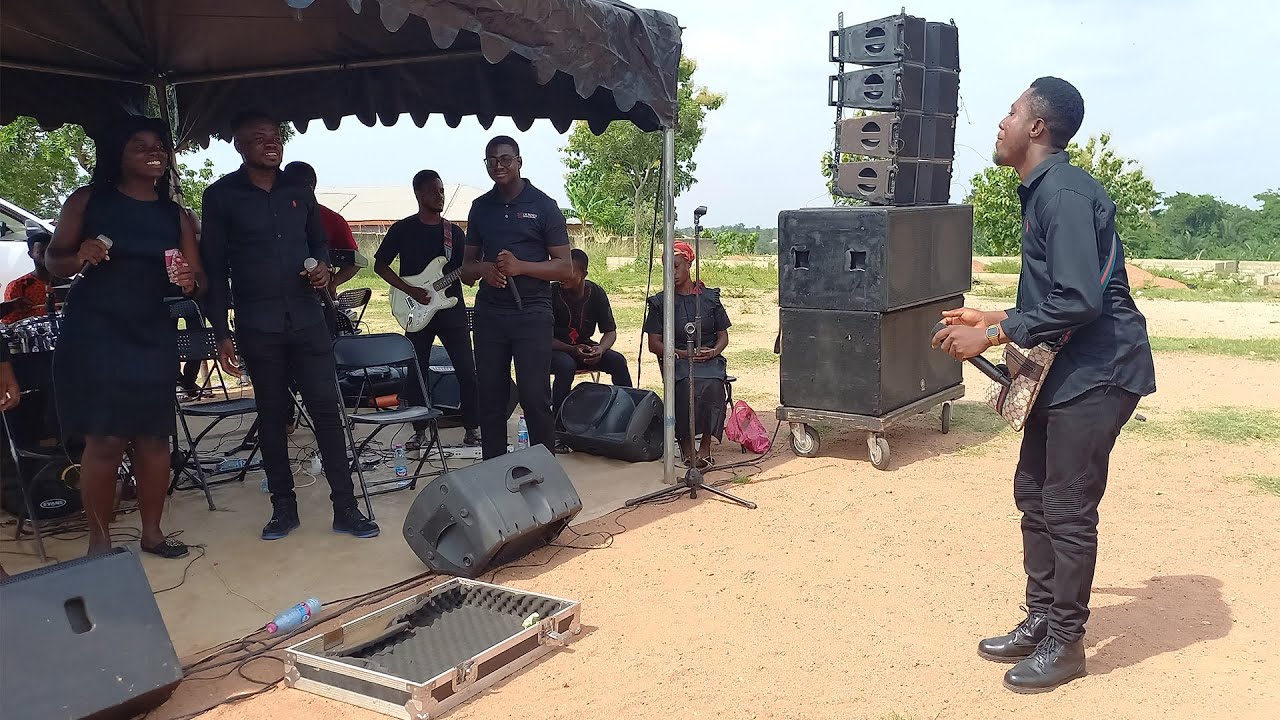 GHANA SDA SINGERS ARE NEVER DISAPPOINTED, WATCH SHADRACK OWUSU AMOAKO PERFORMING AT ANKAASE KWABRE