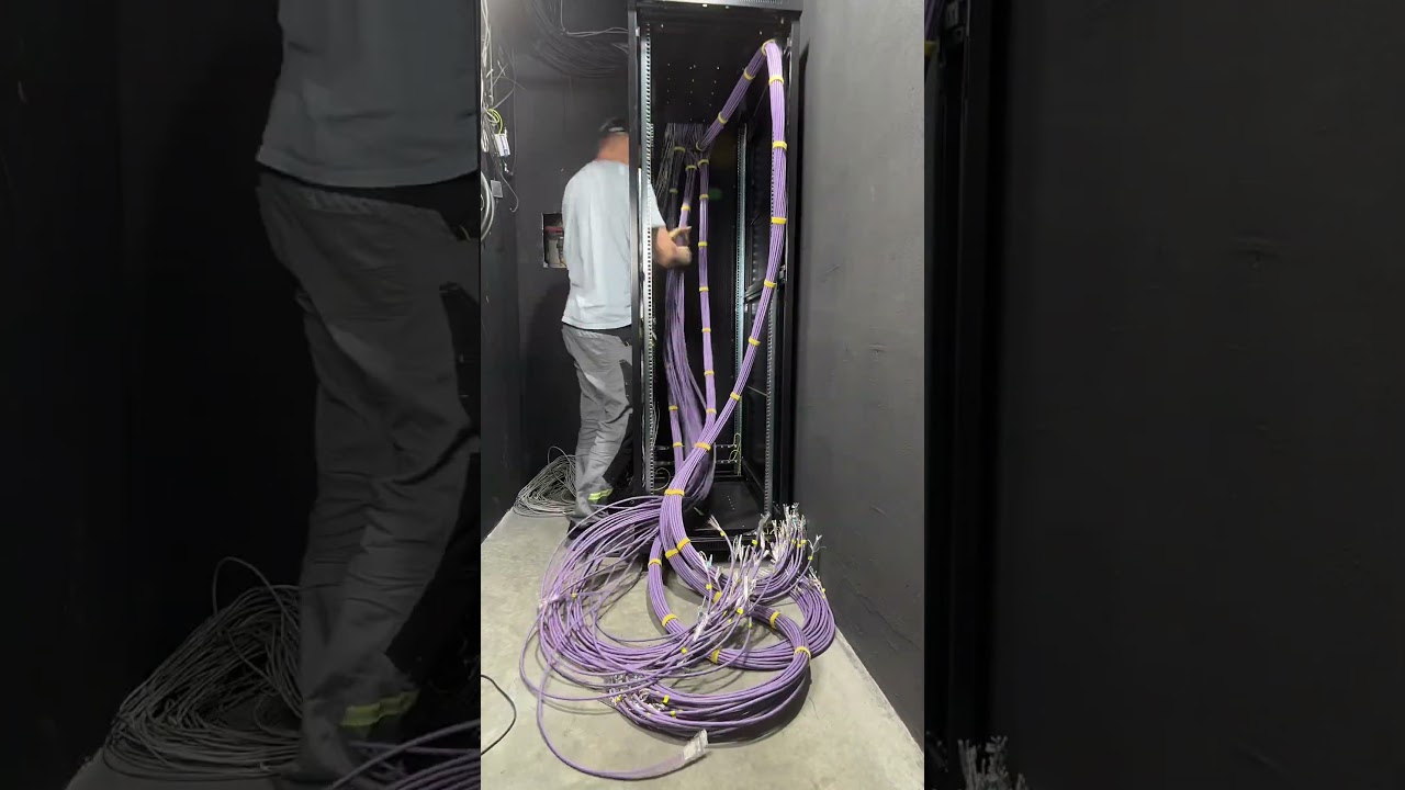Расчесываем витую пару кабельной расческой от #panduit