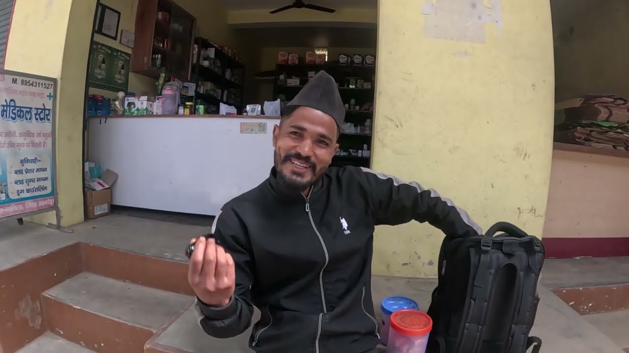 नेपाल से आया नेपाली दाई हींग,शिलाजीत,केसर जड़ी बूटी बेचने के लिए! 