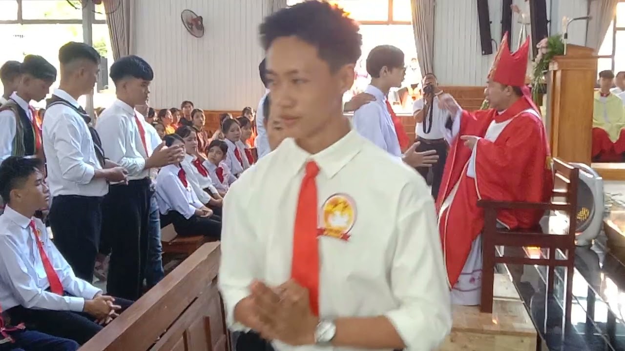 Đức cha Gioan Baotixita giáo phận Ban Mê Thuột Daklak ban bí tích thêm sức cho 163 em GX Buôn Trấp.