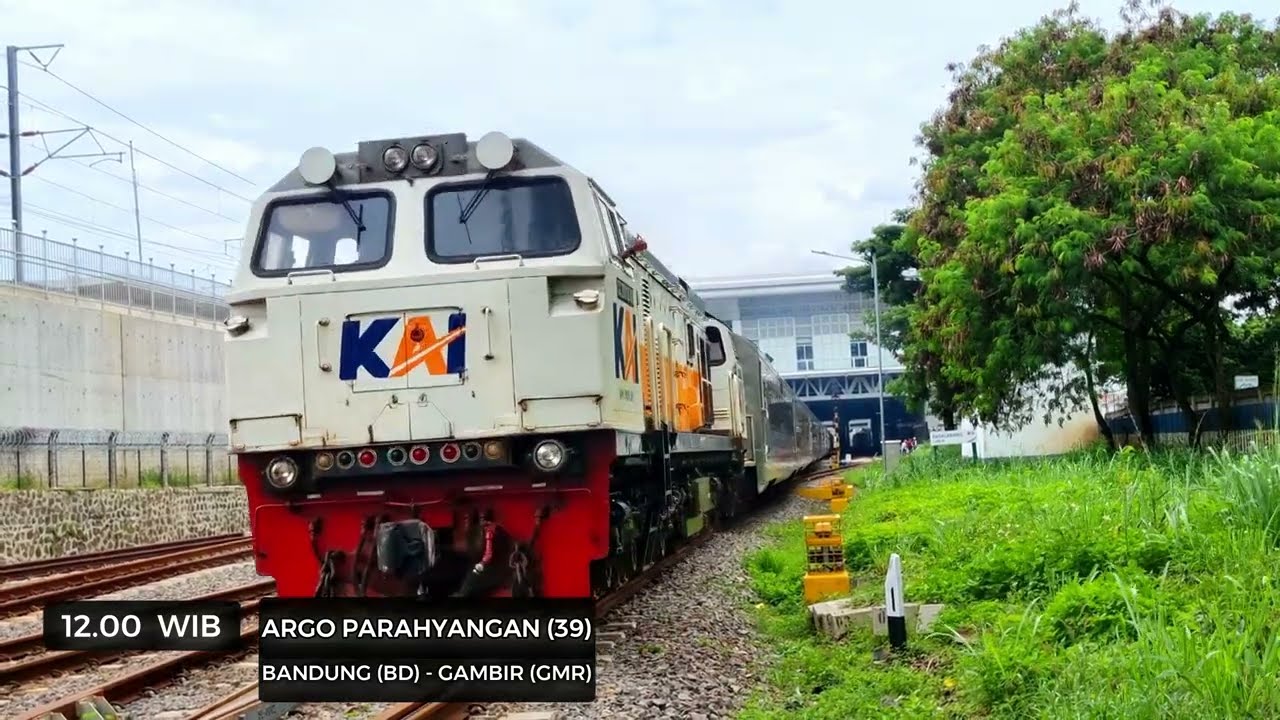 Proses Langsiran Kereta Lokal di Stasiun Padalarang, malah dapet Moment persilangan Kereta Mewah