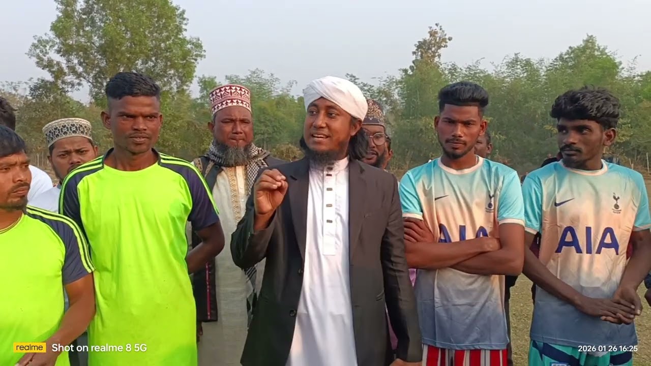 তাহেরি হুজুর প্লেয়ারদের সাথে