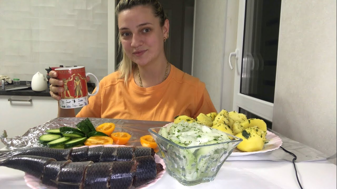 МУКБАНГ!!! Селёдка с лучком!!! История мошенничеств)))