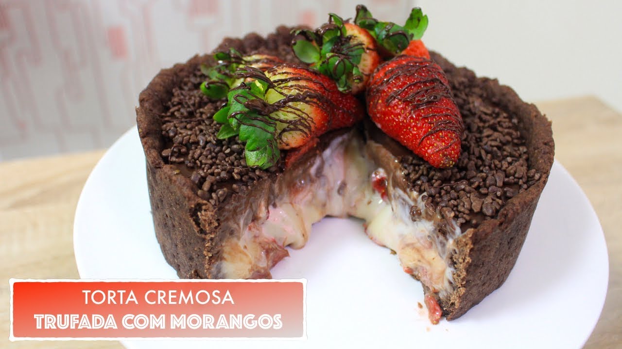 TORTA CREMOSA TRUFADA COM MORANGOS VEGANA (SEM LEITE DE VACA/SEM OVO) #523 | Receitas da Mussinha
