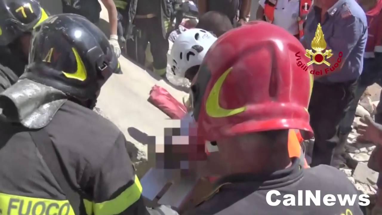 Amatrice :: 24/08/2016 :: Terremoto: soccorsi fra le macerie, salvati bambini.