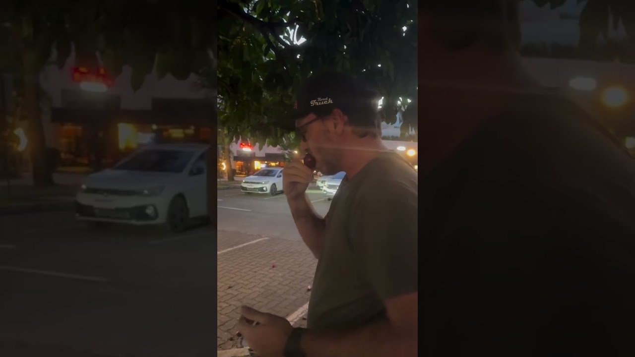 CARLOS BOLSONARO SUBINDO EM &Aacute;RVORE