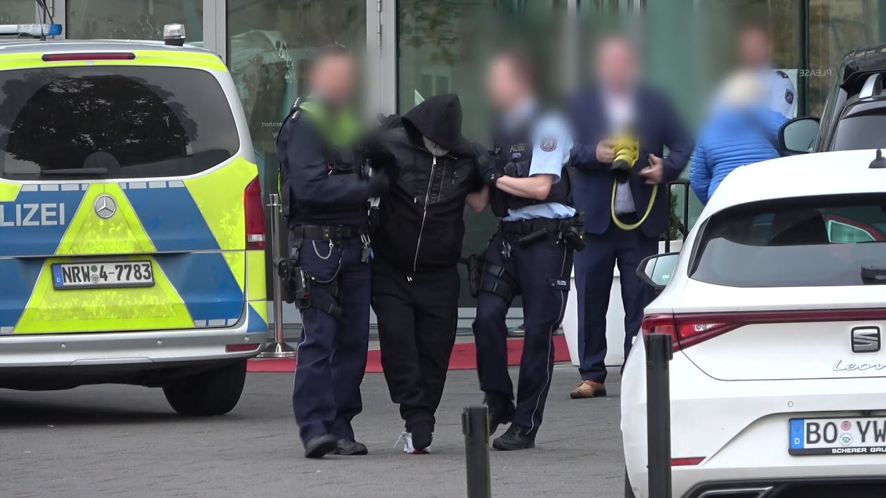 SEK überwältigt 3 teils schwerbewaffnete Männer  in Kameha Grand Hotel in Bonn am 12.11.22 + O-Ton