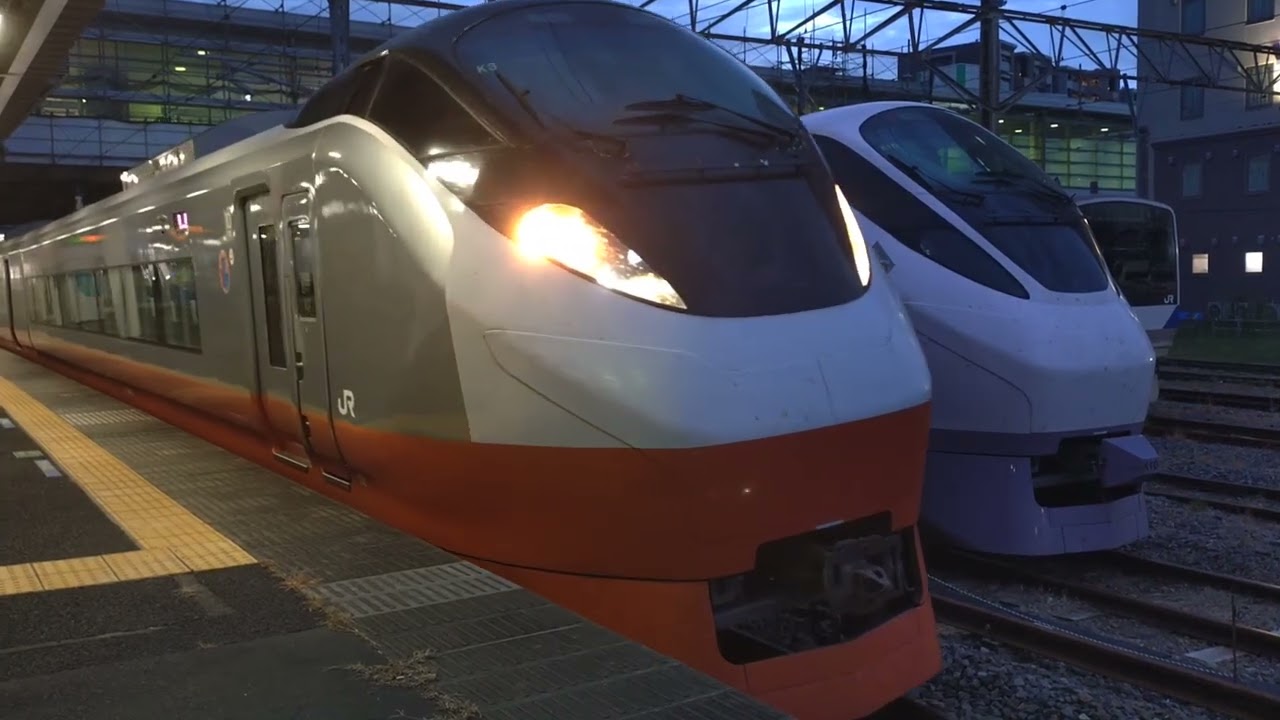 E657系K3編成オレンジパーシモン塗装の勝田駅止まりが警笛を鳴らして発車