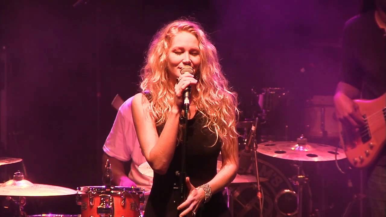 Ari and the Alibis performing 