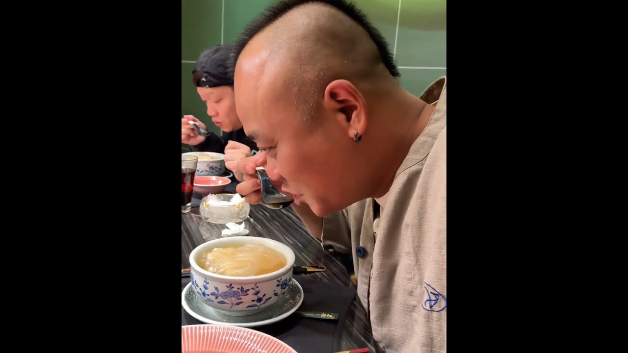 向群课室全网首次公开（2）：祖师爷无限放大招 粤菜江湖中一直有着“向群研发室”的神秘传说，里面由一群大内高手重兵看守着建国以来的广州粤菜秘笈，可谓是“向群体系”这艘航空母舰的核能发动机，令到所有热爱