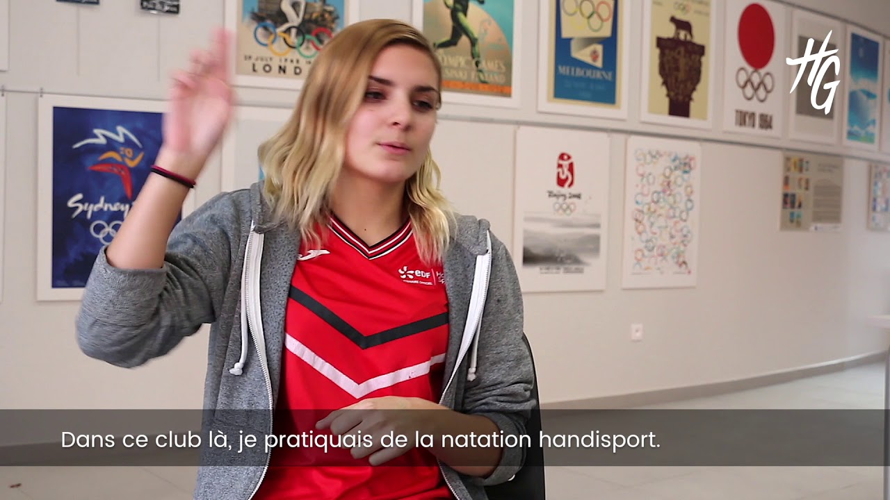 Athina, jeune nageuse handisport  et utilisatrice  de l'application Acceo