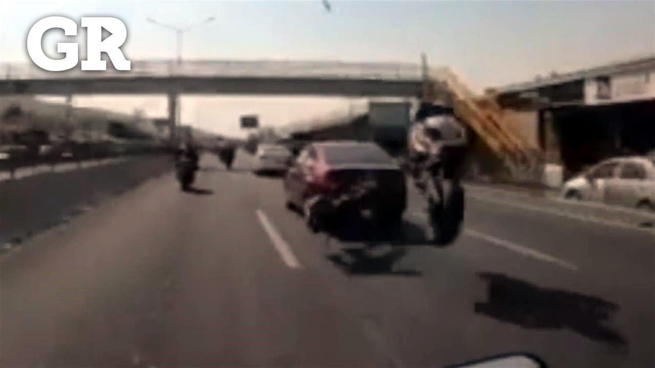 Hace moto pirueta y se estrella con auto | Monterrey