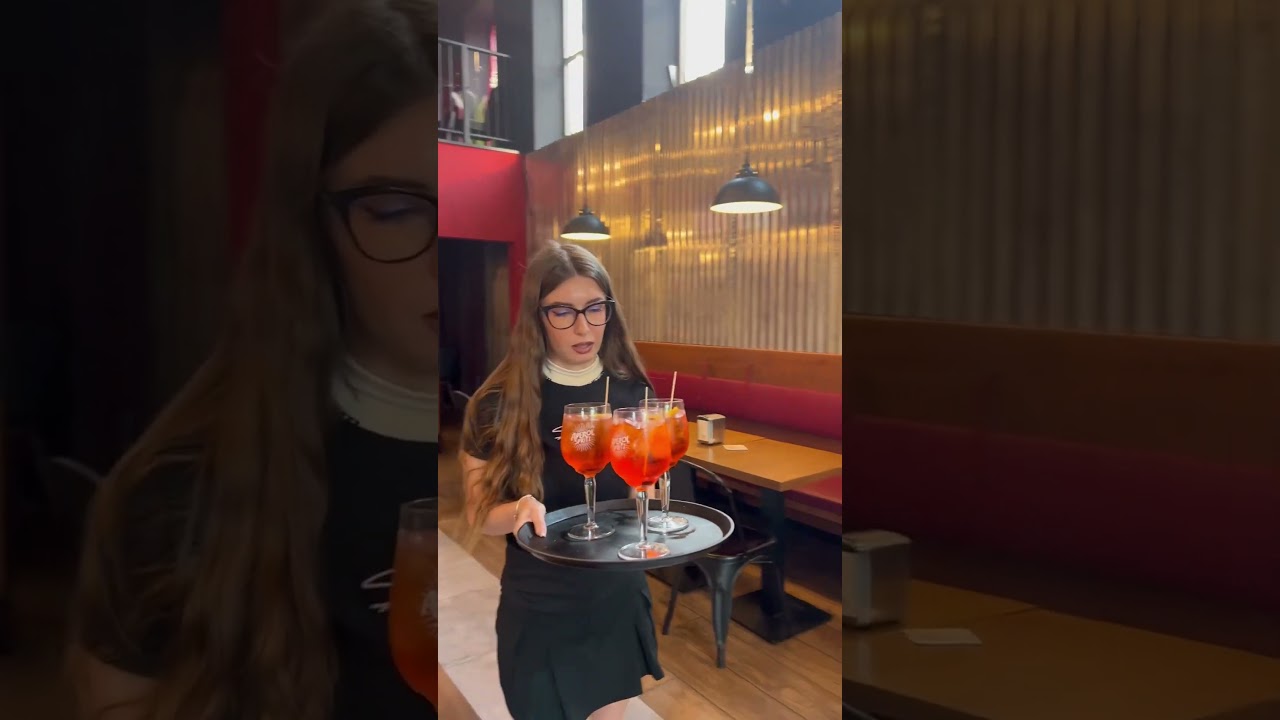 Elisa Esposito ha iniziato a lavorare come CAMERIERA