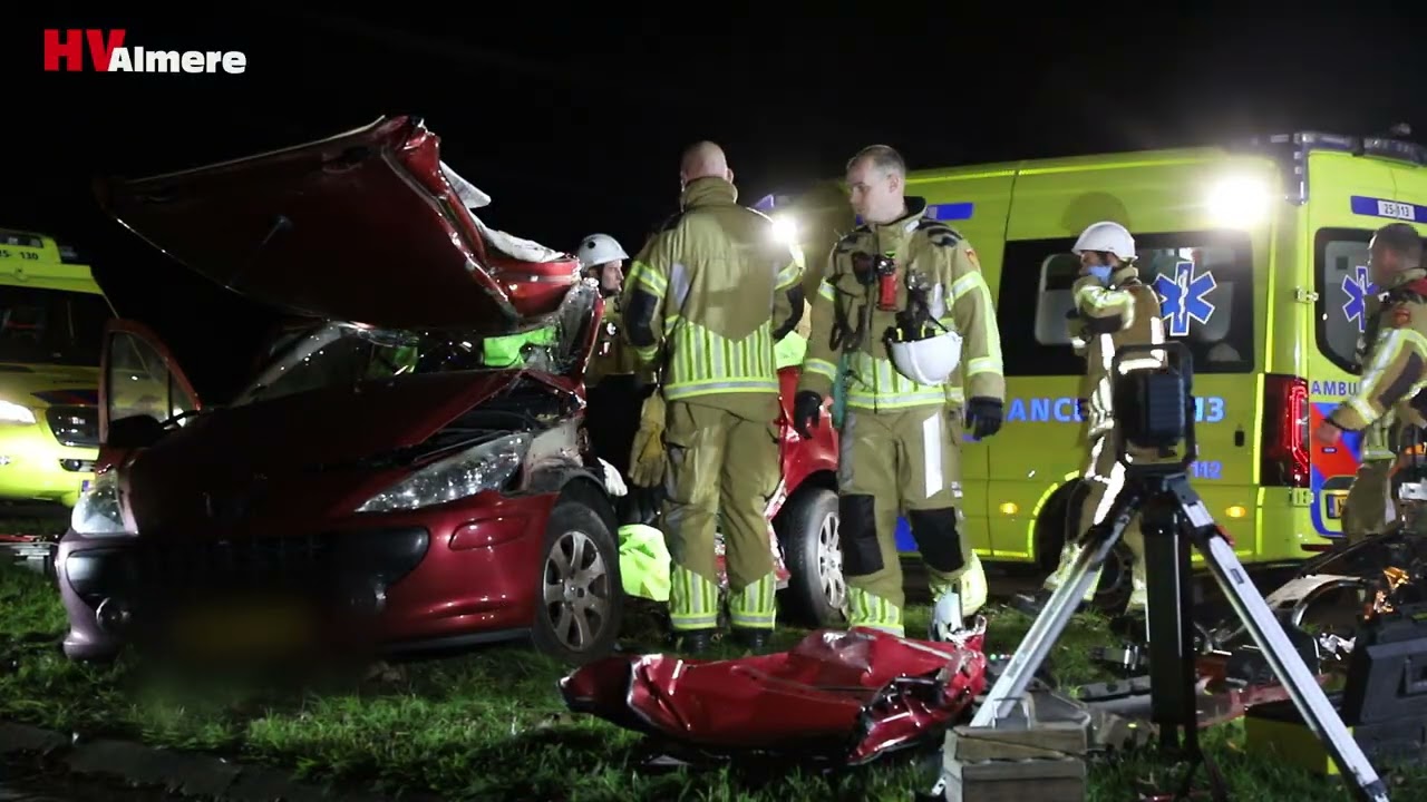 Bestuurder uit auto bevrijd door brandweer na ongeval Houtribdreef