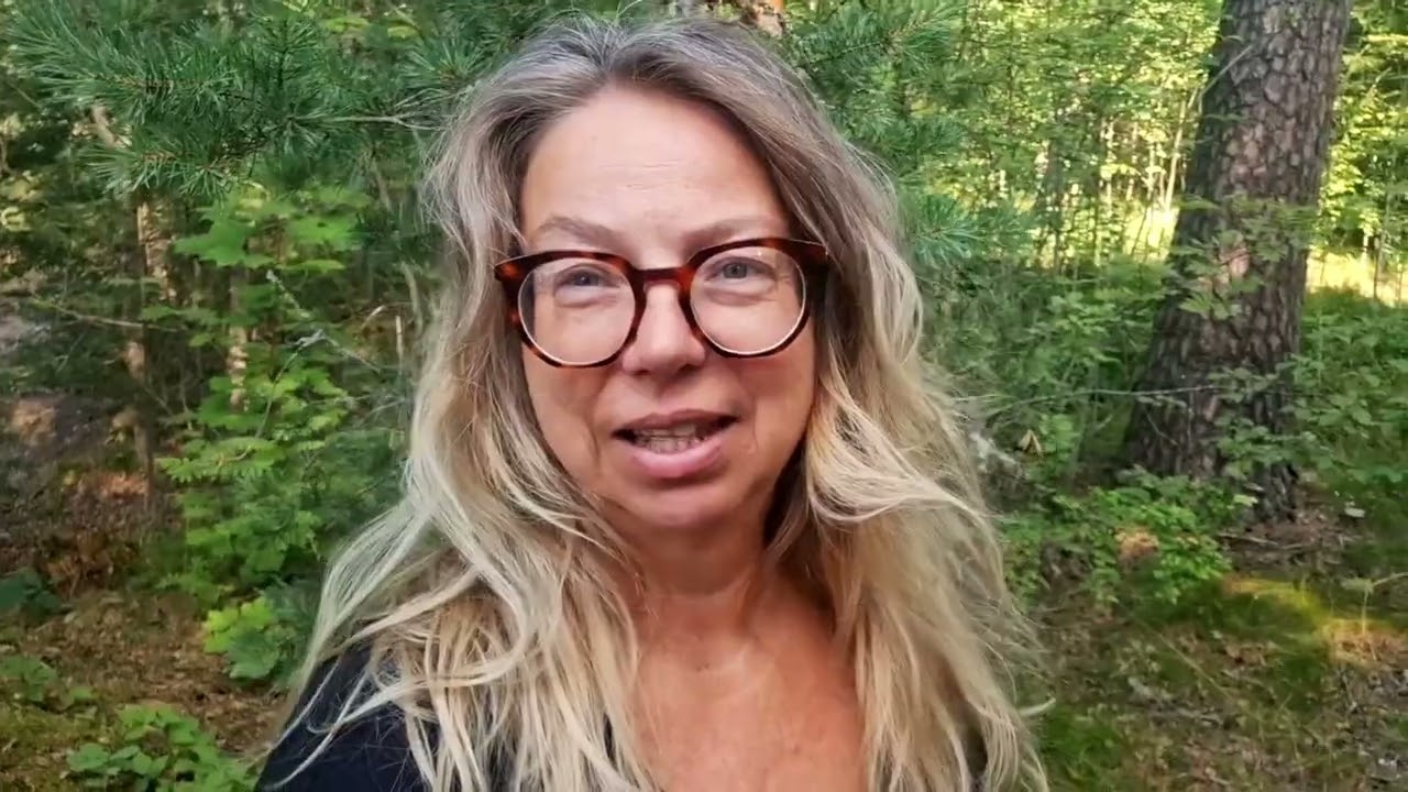 Viiskymppinen miettii eilisillan suolaisen ruoan turvottamilla aivoilla ja silmill&auml; nuoruutta.