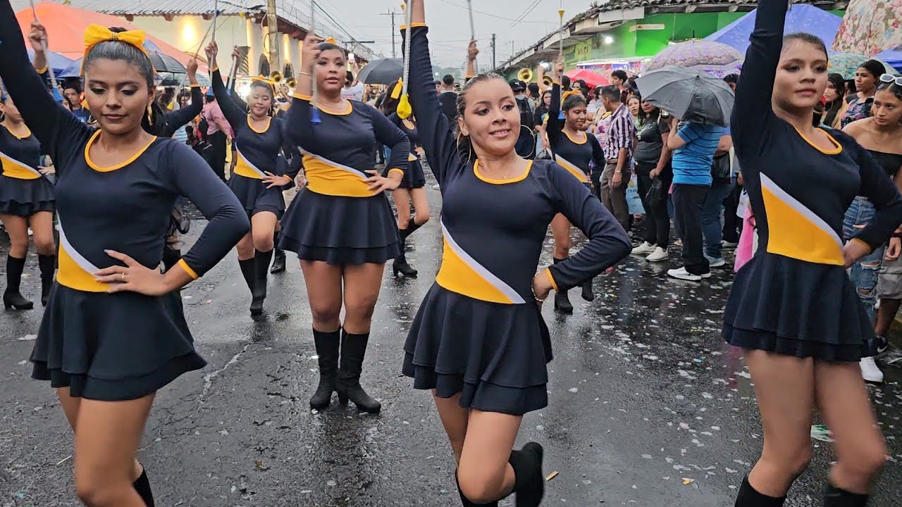 🦅 ÁGUILAS MARCHING BAND 💃 Hermosa presentación bajo la lluvia en Izalco 2024