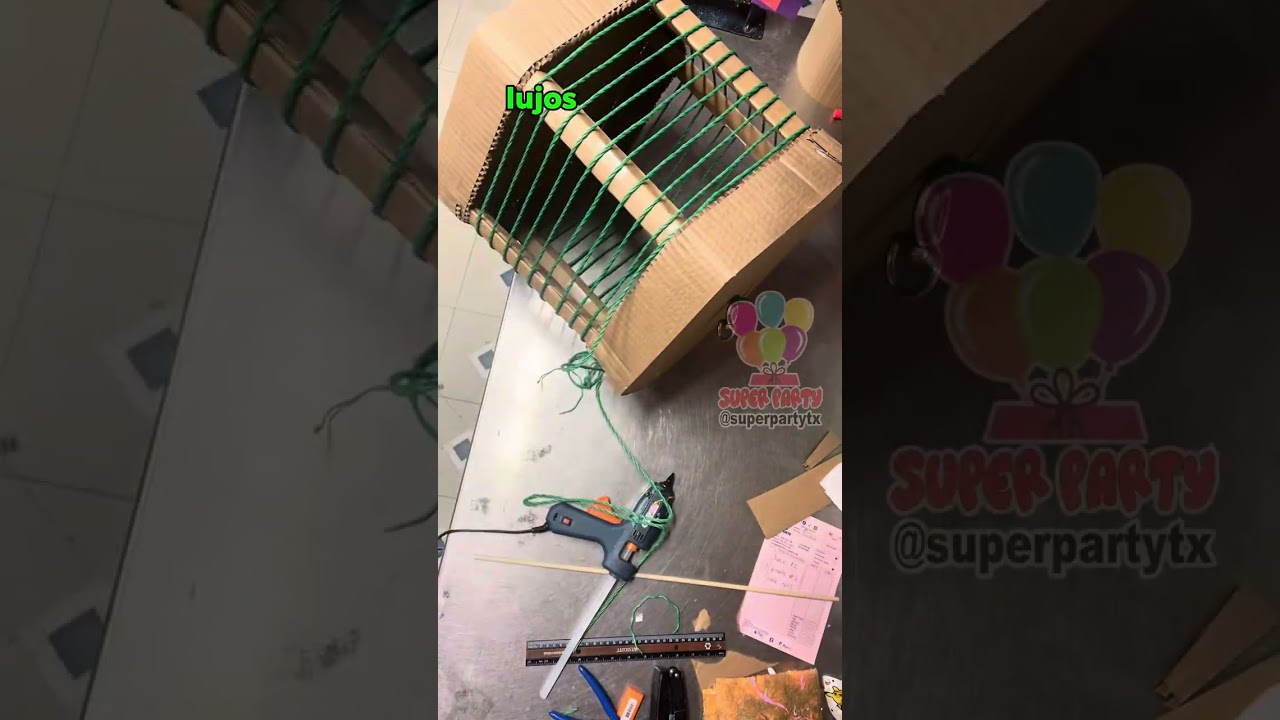 Decorando una piñata giratoria