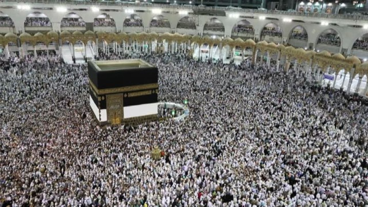 Migliaia di persone pregano intorno alla Kaaba alla Mecca
