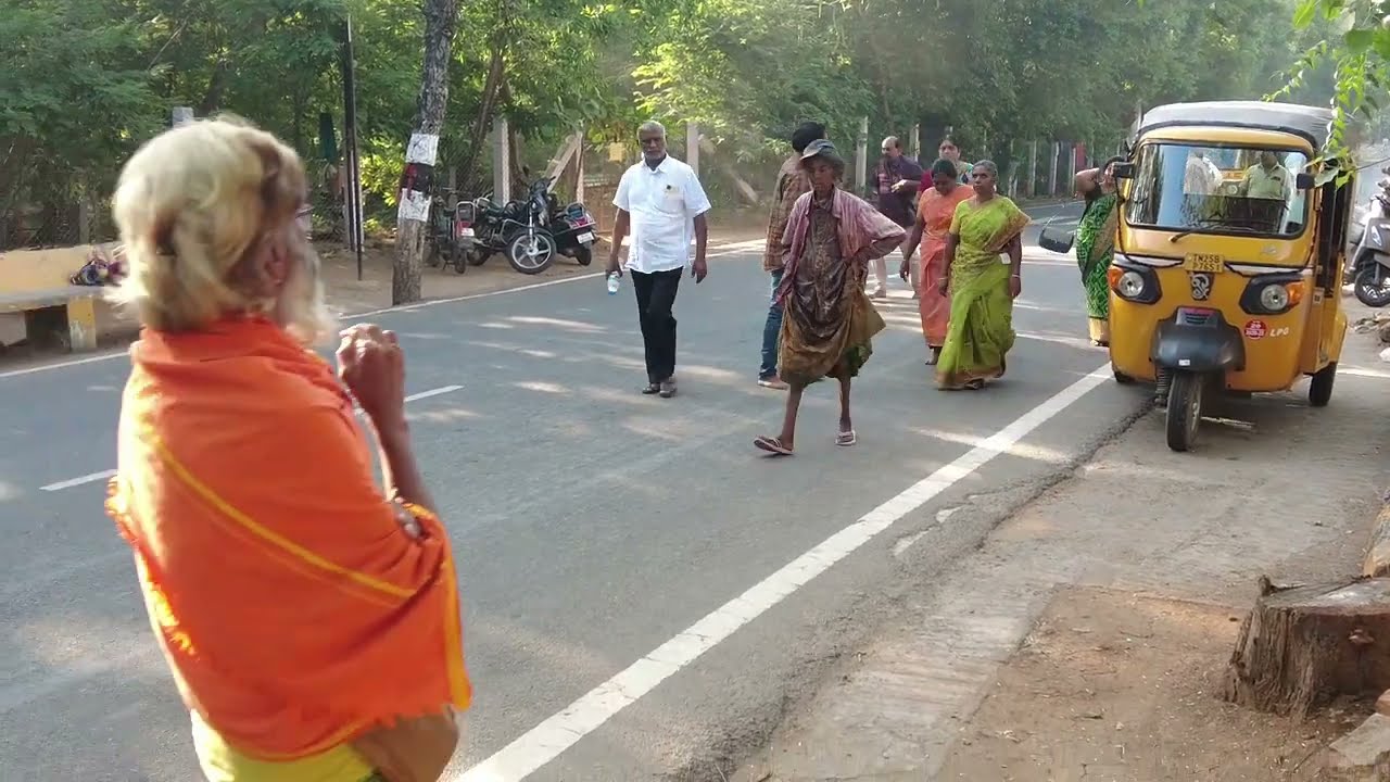 22-09-2022 - தொப்பி அம்மாள் சாப்பிட்ட உணவை பிரசாதமாக உண்ணும் பக்தர்கள்