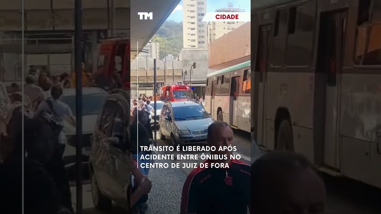 Trânsito é liberado após acidente entre ônibus no Centro de Juiz de Fora