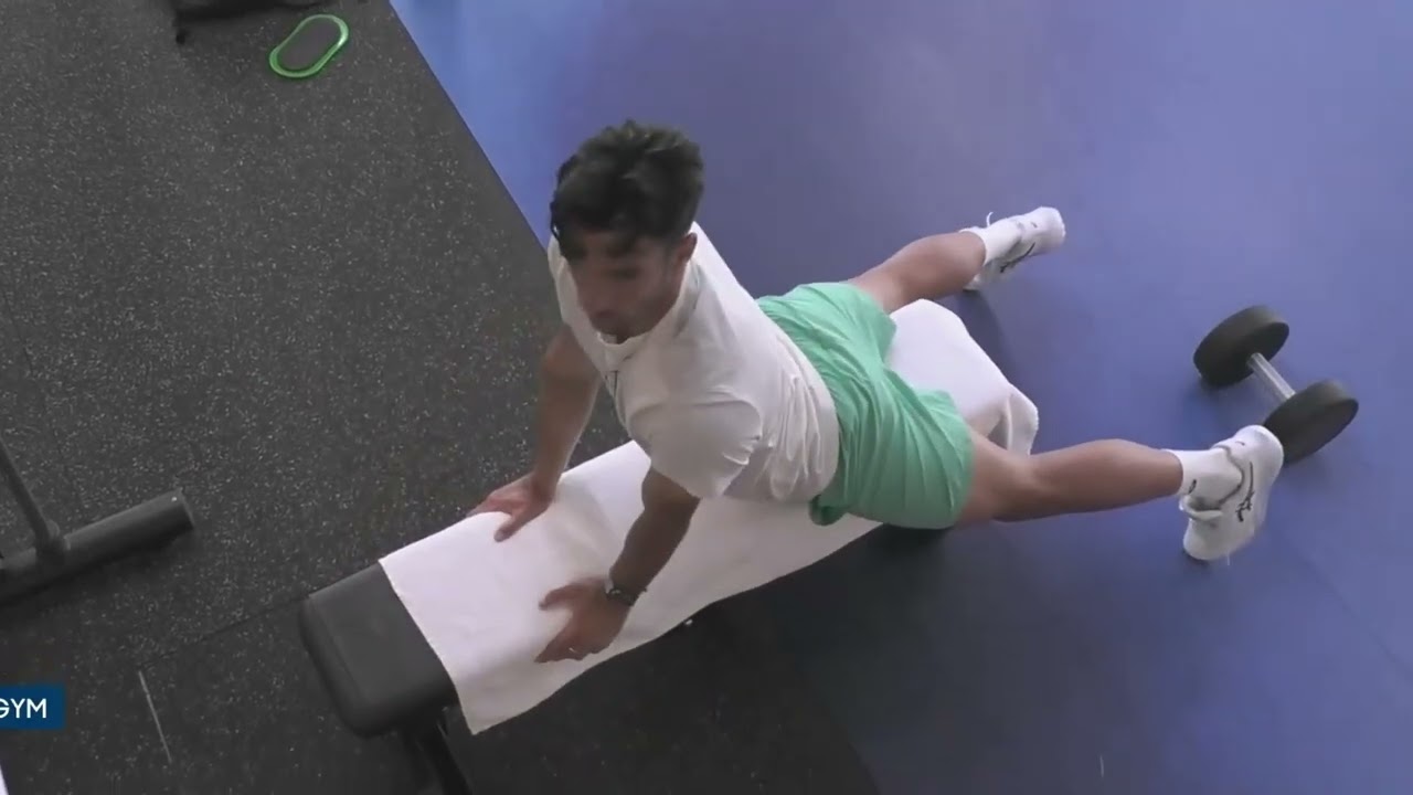 Lorenzo Musetti warm-up stretching exercises