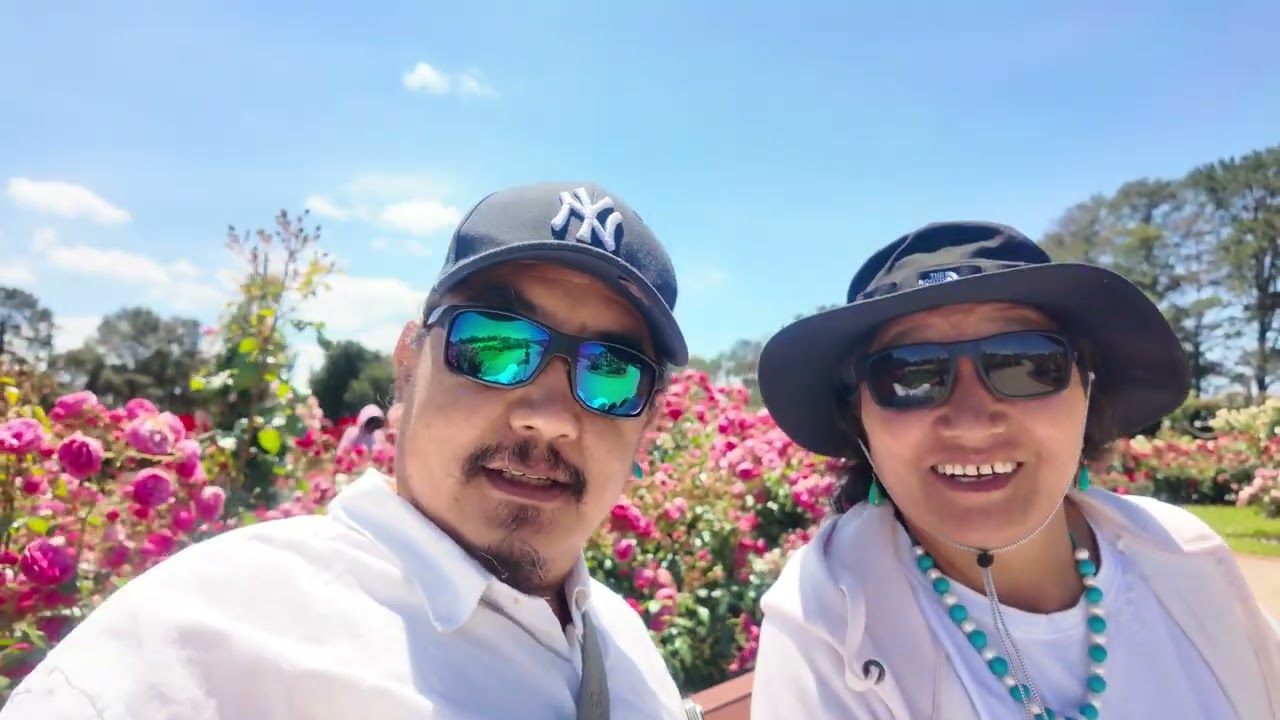 མེ་ཏོག་སྣ་བརྒྱའི་མདངས་ཀྱིས།། ཡིད་སེམས་བདེ་ལ་བཀོད་སོང་།བརྩེ་བའི་སྙིང་གི་བྱམས་པ།། པང་ཁའི་ནང་ལ་ཉར་ཡོད།།