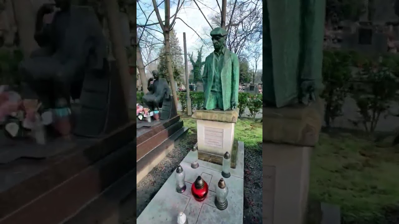 Moje zdanieo pomniku Ewy DEMARCZYK #Kontrastowo #pomnik #cmentarz #ewademarczyk #nagrobekrzeźbiarski