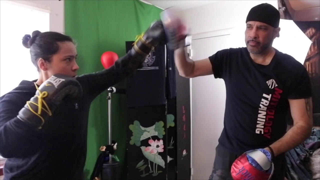 How To Throw The Right Hook (OFF BEAT) | BOXING RIGHT HOOK
